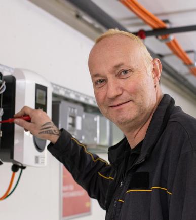 Ein Haustechnik-Mitarbeiter